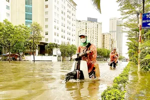 Phố Dương Đình Nghệ ở quận Cầu Giây bị ngập sâu do mưa lớn. Ảnh: CTV