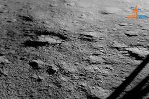 Ảnh chụp một phần bãi đáp của trạm đổ bộ Vikram trên Mặt Trăng. Ảnh: ISRO 