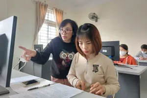 Chị Quyên (đứng) dạy tin học cho các nạn nhân chất độc da cam