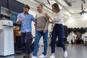 Ông Marc Gauthier (giữa) trong một buổi trị liệu