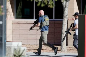 Cảnh sát Mỹ tại nơi xảy ra vụ việc. Ảnh: REUTERS 