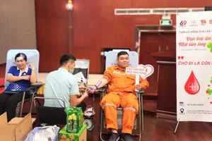 Người lao động EVNHCMC tham gia hiến máu tình nguyện, một hoạt động trong Tháng tri ân khách hàng