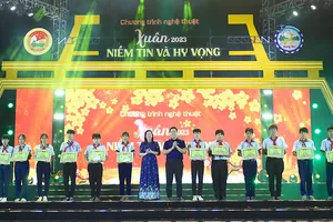 Trao học bổng cho học sinh vượt khó học giỏi của huyện Vĩnh Cửu, Đồng Nai tại Chương trình Xuân Chiến sĩ năm 2023. Ảnh: THẾ ANH