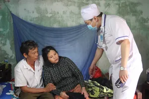 Bác sĩ đến tận nhà để hỗ trợ, thăm khám cho bà Phạm Thị Lan (mẹ của em Phan Thị Ca)