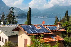 Điện mặt trời hộ dân ở hồ Como, vùng Lombardia, Italy