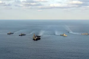 Các tàu quân sự tham gia cuộc tập trận chung Mỹ-Nhật-Hàn ở vùng biển ngoài khơi đảo Jeju của Hàn Quốc, ngày 26/11/2023. Ảnh: Yonhap