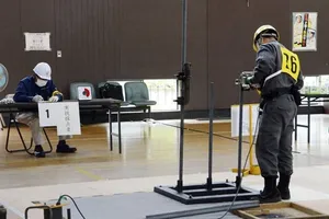 Một ứng viên cho chương trình công nhân lành nghề làm bài kiểm tra tại Fujinomiya, tỉnh Shizuoka. Nguồn: Kyodo