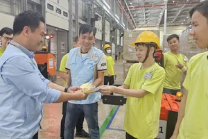 Niềm vui của công nhân lao động Công ty TNHH Điện tử Samsung HCMC CE Complex lúc được nhận lì xì khi trở lại công việc sau tết