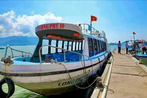 Công ty CP Du lịch Long Phú chờ hướng dẫn các thủ tục để thuê vùng đất có mặt nước biển tại đảo Hoa Lan và Hòn Lao