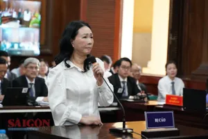 Bị cáo Trương Mỹ Lan trả lời HĐXX. Ảnh: HOÀNG HÙNG