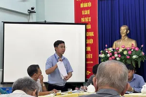 Nhân viên Công ty CP Cấp nước Chợ Lớn hướng dẫn người dân thủ tục cấp định mức nước bằng số định danh cá nhân