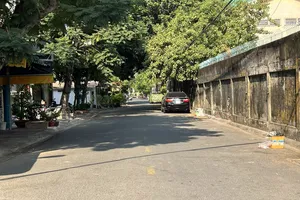 Bức tường cũ nằm trên phần đất dành cho vỉa hè ở đường số 11, khu phố 4, phường P hước Bình, TP Thủ Đức, TPHCM