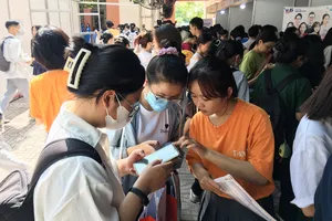 Các bạn sinh viên quét mã QR tìm hiểu thông tin doanh nghiệp tại Ngày hội tuyển dụng nhân văn 2024