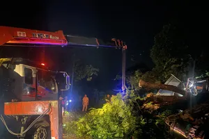 Mưa lớn kèm dông lốc gây nhiều thiệt hại