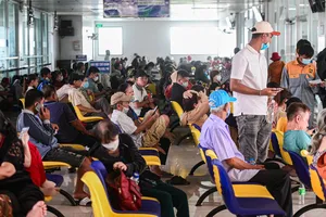 Người bệnh chờ đợi tại Bệnh viện Ung bướu TPHCM cơ sở 2. Ảnh: GIAO LINH