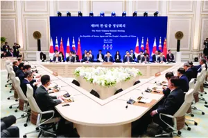 Tổng thống Hàn Quốc Yoon Suk Yeol, Thủ tướng Nhật Bản Fumio Kishida và Thủ tướng Trung Quốc Lý Cường tại Hội nghị Thượng đỉnh ba bên lần thứ 9. Ảnh: Yonhap