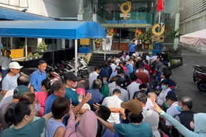 Khách hàng mua vàng ở Công ty SJC (ảnh: Hoàng Hùng)