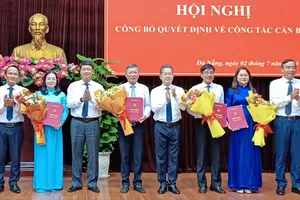 Lãnh đạo TP Đà Nẵng trao quyết định, tặng hoa chúc mừng các đồng chí được điều động, bổ nhiệm