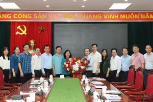 Đồng chí Bùi Thị Minh Hoài bàn giao công tác lãnh đạo cho đồng chí Phạm Tất Thắng. Nguồn: VGP