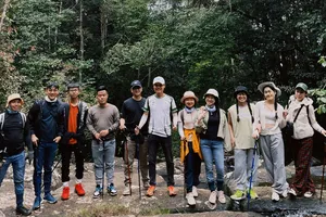 Bạn trẻ chọn trekking để giải tỏa áp lực cũng như tự thử thách bản thân. Ảnh: NVCC