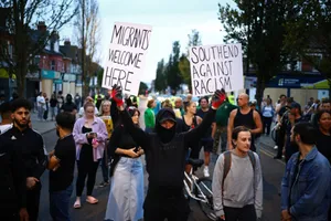 Người dân ở Westcliff, miền đông nước Anh, giơ biểu ngữ chào đón người nhập cư và phản đối phân biệt chủng tộc, ngày 7-8 