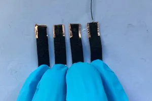 Vải thông minh giữ ấm cho cơ thể. Ảnh: ĐH Waterloo