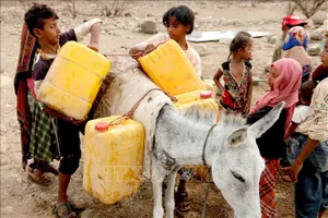 Trẻ em lấy nước sinh hoạt tại một trại tị nạn ở tỉnh Hodeida, Yemen ngày 22/8/2023. Ảnh tư liệu: AFP/TTXVN