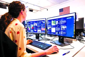 Nhân viên Facebook kiểm soát tin giả. Ảnh: newscientist