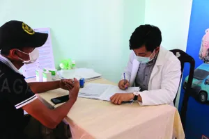 Nhân viên một trung tâm xét nghiệm tư nhân tư vấn cho người bệnh nhiễm HIV