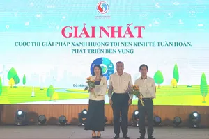 Ban tổ chức trao giải 2 ý tưởng đoạt giải Nhất đến từ TPHCM và tỉnh Phú Thọ. Ảnh: XUÂN QUỲNH