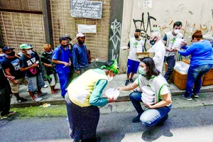 Phát thực phẩm từ thiện trên đường phố Rio de Janero, Brazil. Ảnh: Reuters