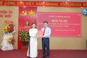 Ủy viên dự khuyết Trung ương Đảng, Bí thư Tỉnh ủy Bình Phước Tôn Ngọc Hạnh trao quyết định cho đồng chí Đặng Hà Giang