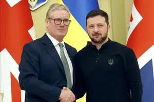 Thủ tướng Anh Keir Starmer (trái) trong cuộc gặp Tổng thống Ukraine Volodymyr Zelensky tại Kyiv ngày 16-1-2025. Ảnh: Kyodo/TTXVN