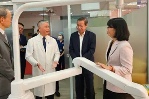 Phó Chủ tịch UBND TPHCM Trần Thị Diệu Thúy cùng các lãnh đạo tham quan Phòng khám Nha khoa cho thai phụ tại Bệnh viện Từ Dũ