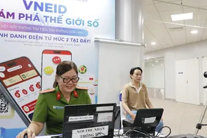 Công an TPHCM hỗ trợ người dân kích hoạt ứng dụng VNeID mức 2