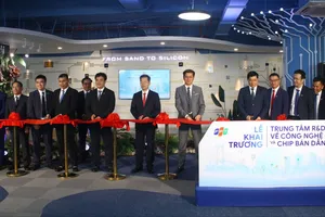 Các đại biểu cắt băng khai trương. Ảnh: XUÂN QUỲNH