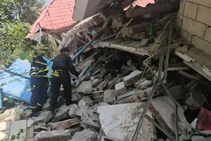 Lực lượng cảnh sát CNCH - Bộ Công an Việt Nam triển khai tìm kiếm nạn nhân trong 1 tòa nhà bị đổ tại Myanmar. Ảnh: Bộ Công an