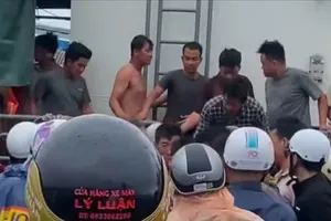 20 lao động biển gặp nạn trong vụ chìm tàu đã trở về đảo Phú Quý an toàn. Ảnh: NDCC