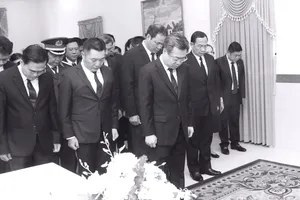 Phó Bí thư Thường trực Thành ủy TPHCM Nguyễn Thanh Nghị viếng đồng chí Khamtay Siphandone