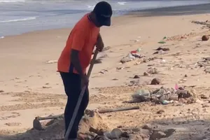 Một người được cho là nhân viên của một khu du lịch có hành vi chôn rác xuống bãi biển Mũi Né (TP Phan Thiết, tỉnh Bình Thuận)