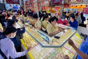 Chiều 8-4: Giá vàng vượt mốc 100 triệu đồng/lượng