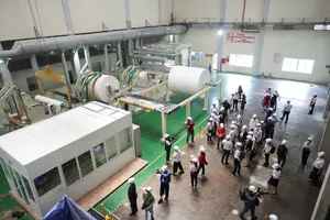 Các đại biểu tham quan hoạt động sản xuất tại Nhà máy giấy Xuân Mai (Khu công nghiệp Hiệp Phước, huyện Nhà Bè, TPHCM). Ảnh: Hoàng Hùng