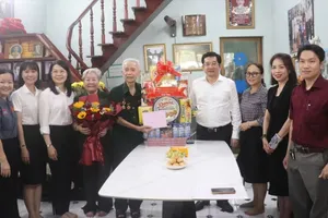 Phó Chủ tịch Thường trực UBND TPHCM Dương Ngọc Hải cùng đoàn đến thăm ông Nguyễn Mạnh Hà