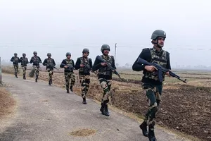 Lực lượng an ninh biên giới Ấn Độ tuần tra dọc đường Ranh giới kiểm soát phân chia khu vực Kashmir giữa Ấn Độ và Pakistan. Ảnh: ANI