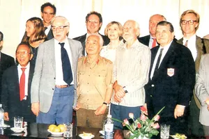 Đại tướng Võ Nguyên Giáp gặp các cựu đồng minh trong đơn vị OSS (Mỹ) trở lại thăm Việt Nam, tháng 9-1995