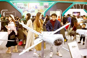 Các sản phẩm công nghiệp quốc phòng do Việt Nam nghiên cứu, sản xuất thu hút đông đảo khách tham quan tại Triển lãm Quốc phòng quốc tế 2024. Ảnh: QUANG PHÚC