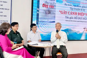 Tác giả Hồ Duy Hùng (phải) tại chương trình ra mắt hồi ký Gãy cánh điệp viên