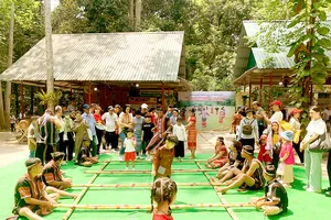 Người dân, du khách tham quan Khu di tích lịch sử Địa đạo Củ Chi ngày đầu nghỉ lễ. Ảnh: TÂM MINH