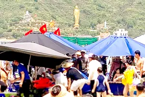 Nhiều người dân, lực lượng chức năng đã hỗ trợ đưa các nạn nhân đi cấp cứu trong vụ tai nạn