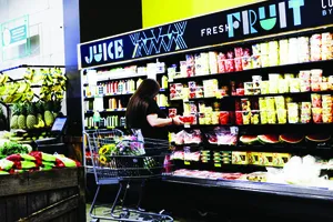 Người tiêu dùng Mỹ chọn mua thực phẩm tại siêu thị. Ảnh: XINHUA